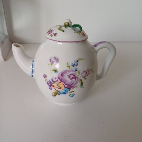 Beautiful 1985 Franklin Mint MENNECY Fine Porcelain Floral Mini Teapot - Picture 2 of 16